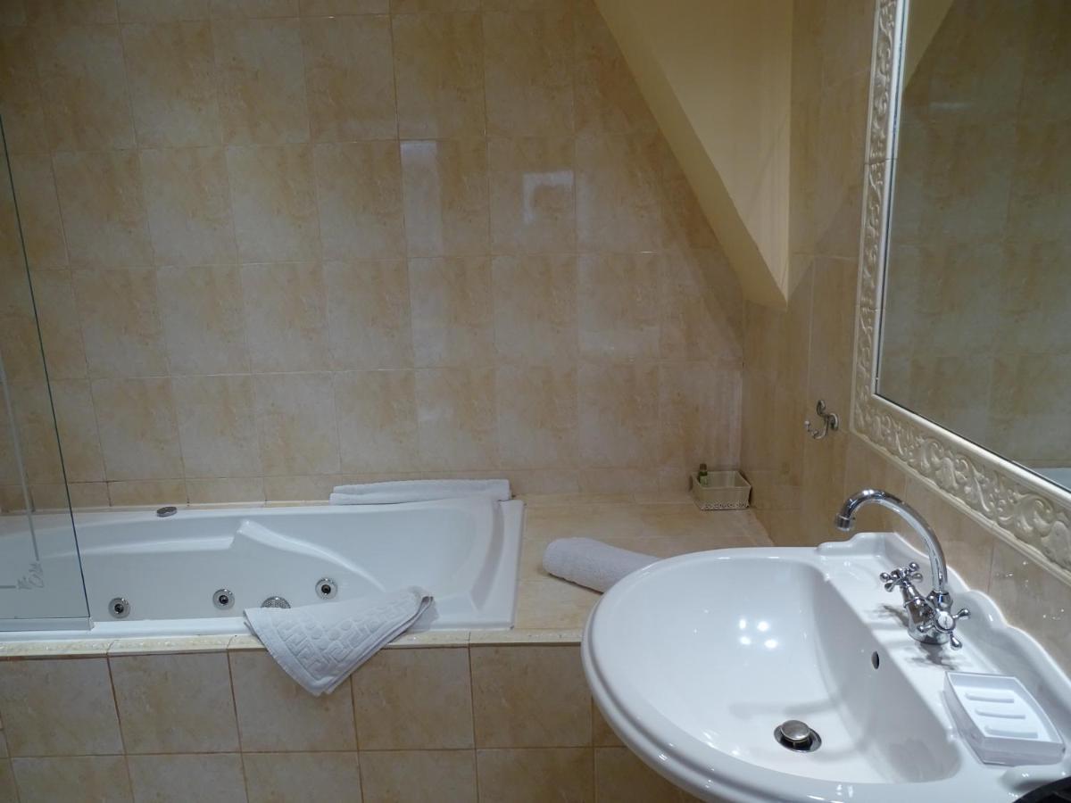 Bastide Des Princes B&B Caderousse Bagian luar foto