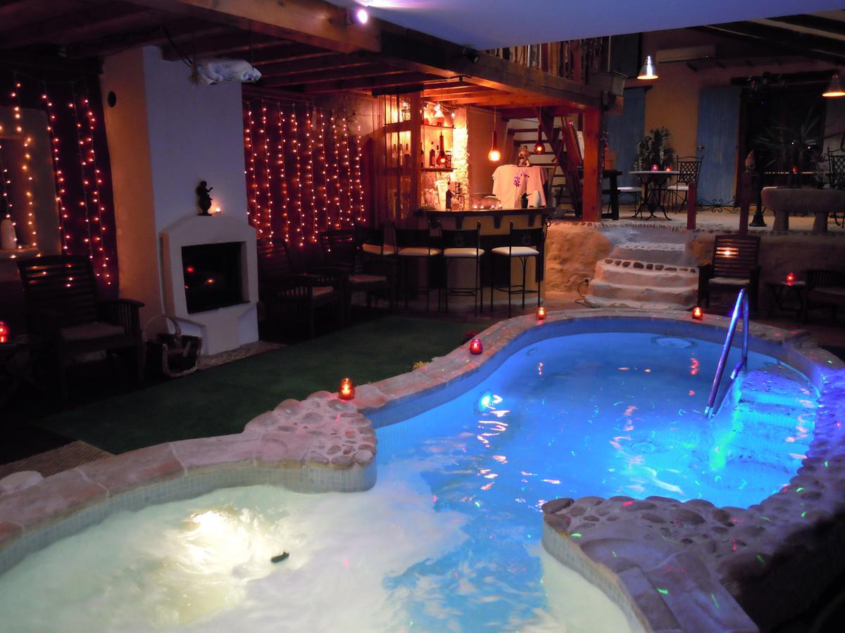 Bastide Des Princes B&B Caderousse Bagian luar foto